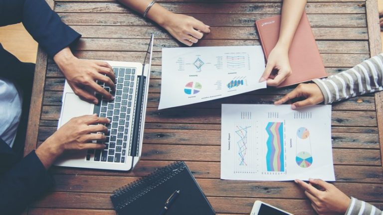 Jak zarabiać na politykach?