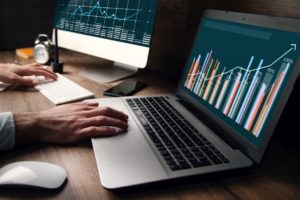 wykresy na laptopie dane rynkowe