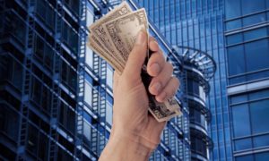 zarobiona gotówka banknoty w dłoni