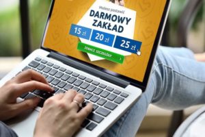 osoba pisząca na laptopie