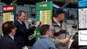 ludzie obstawiający zakłady